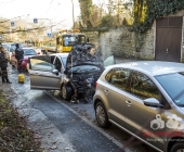 Fahrzeug brennt lichterloh mitten in der Stadt