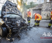 Fahrzeug brennt lichterloh mitten in der Stadt