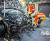 Fahrzeug brennt lichterloh mitten in der Stadt