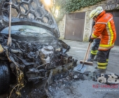 Fahrzeug brennt lichterloh mitten in der Stadt