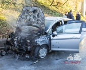 Fahrzeug brennt lichterloh mitten in der Stadt