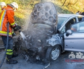 Fahrzeug brennt lichterloh mitten in der Stadt
