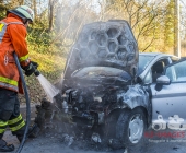 Fahrzeug brennt lichterloh mitten in der Stadt