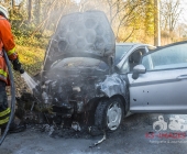 Fahrzeug brennt lichterloh mitten in der Stadt