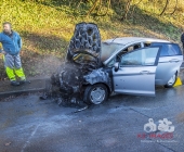 Fahrzeug brennt lichterloh mitten in der Stadt