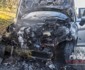 Fahrzeug brennt lichterloh mitten in der Stadt