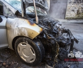 Fahrzeug brennt lichterloh mitten in der Stadt