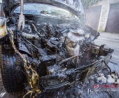 Fahrzeug brennt lichterloh mitten in der Stadt