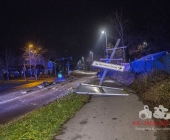 Alkoholisierter betrunkener donnert evtl. mit 160 Innerorts gegen Schildermast Motorblock wird herausgerissen