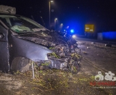 Alkoholisierter betrunkener donnert evtl. mit 160 Innerorts gegen Schildermast Motorblock wird herausgerissen