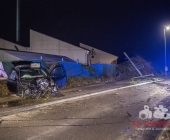 Alkoholisierter betrunkener donnert evtl. mit 160 Innerorts gegen Schildermast Motorblock wird herausgerissen