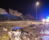 Alkoholisierter betrunkener donnert evtl. mit 160 Innerorts gegen Schildermast Motorblock wird herausgerissen