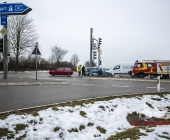 PKW kracht beim verlassen der Autobahn auf ein Ampelmast Feuerwehr Mundelsheim im Einsatz