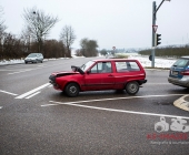 PKW kracht beim verlassen der Autobahn auf ein Ampelmast Feuerwehr Mundelsheim im Einsatz