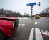 PKW kracht beim verlassen der Autobahn auf ein Ampelmast Feuerwehr Mundelsheim im Einsatz