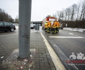 PKW kracht beim verlassen der Autobahn auf ein Ampelmast Feuerwehr Mundelsheim im Einsatz
