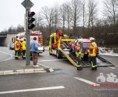 PKW kracht beim verlassen der Autobahn auf ein Ampelmast Feuerwehr Mundelsheim im Einsatz