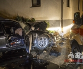 Raser kracht Innerorts mit über 100 KMH gegen Hauswand - Fahrer und Beifahrer schwer Verletzt