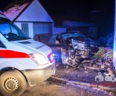 Raser kracht Innerorts mit über 100 KMH gegen Hauswand - Fahrer und Beifahrer schwer Verletzt