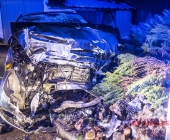 Raser kracht Innerorts mit über 100 KMH gegen Hauswand - Fahrer und Beifahrer schwer Verletzt