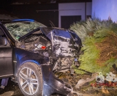 Raser kracht Innerorts mit über 100 KMH gegen Hauswand - Fahrer und Beifahrer schwer Verletzt