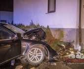 Raser kracht Innerorts mit über 100 KMH gegen Hauswand - Fahrer und Beifahrer schwer Verletzt