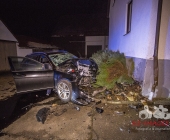 Raser kracht Innerorts mit über 100 KMH gegen Hauswand - Fahrer und Beifahrer schwer Verletzt
