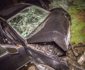 Raser kracht Innerorts mit über 100 KMH gegen Hauswand - Fahrer und Beifahrer schwer Verletzt