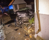 Raser kracht Innerorts mit über 100 KMH gegen Hauswand - Fahrer und Beifahrer schwer Verletzt