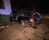 Raser kracht Innerorts mit über 100 KMH gegen Hauswand - Fahrer und Beifahrer schwer Verletzt