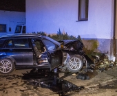 Raser kracht Innerorts mit über 100 KMH gegen Hauswand - Fahrer und Beifahrer schwer Verletzt