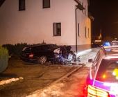 Raser kracht Innerorts mit über 100 KMH gegen Hauswand - Fahrer und Beifahrer schwer Verletzt