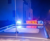 Raser kracht Innerorts mit über 100 KMH gegen Hauswand - Fahrer und Beifahrer schwer Verletzt