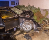 Raser kracht Innerorts mit über 100 KMH gegen Hauswand - Fahrer und Beifahrer schwer Verletzt