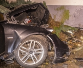 Raser kracht Innerorts mit über 100 KMH gegen Hauswand - Fahrer und Beifahrer schwer Verletzt