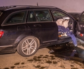 Raser kracht Innerorts mit über 100 KMH gegen Hauswand - Fahrer und Beifahrer schwer Verletzt