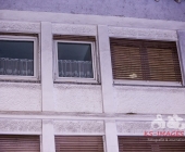 Streitigkeiten eskalieren - Mann wird in Wohnung niedergestochen, vermeintliche Täter in Polizeigewahrsam