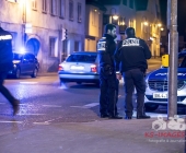 Streitigkeiten eskalieren - Mann wird in Wohnung niedergestochen, vermeintliche Täter in Polizeigewahrsam