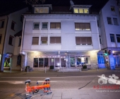 Streitigkeiten eskalieren - Mann wird in Wohnung niedergestochen, vermeintliche Täter in Polizeigewahrsam