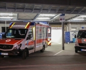 Streitigkeiten eskalieren - Mann wird in Wohnung niedergestochen, vermeintliche Täter in Polizeigewahrsam