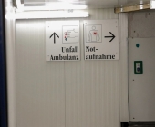 Streitigkeiten eskalieren - Mann wird in Wohnung niedergestochen, vermeintliche Täter in Polizeigewahrsam