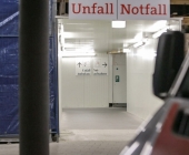 Streitigkeiten eskalieren - Mann wird in Wohnung niedergestochen, vermeintliche Täter in Polizeigewahrsam