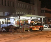 Streitigkeiten eskalieren - Mann wird in Wohnung niedergestochen, vermeintliche Täter in Polizeigewahrsam