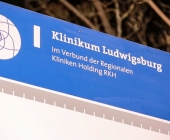 Streitigkeiten eskalieren - Mann wird in Wohnung niedergestochen, vermeintliche Täter in Polizeigewahrsam