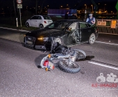 Schwerer Unfall zwischen Motorrad und PKW - Autofahrer leicht verletzt geschützt durch Airbags - Kradfahrer kein Airbag wurde schwerverletzt