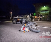 Schwerer Unfall zwischen Motorrad und PKW - Autofahrer leicht verletzt geschützt durch Airbags - Kradfahrer kein Airbag wurde schwerverletzt