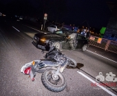 Schwerer Unfall zwischen Motorrad und PKW - Autofahrer leicht verletzt geschützt durch Airbags - Kradfahrer kein Airbag wurde schwerverletzt