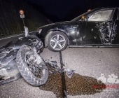 Schwerer Unfall zwischen Motorrad und PKW - Autofahrer leicht verletzt geschützt durch Airbags - Kradfahrer kein Airbag wurde schwerverletzt