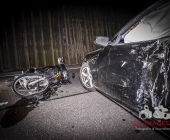 Schwerer Unfall zwischen Motorrad und PKW - Autofahrer leicht verletzt geschützt durch Airbags - Kradfahrer kein Airbag wurde schwerverletzt