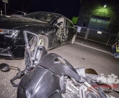 Schwerer Unfall zwischen Motorrad und PKW - Autofahrer leicht verletzt geschützt durch Airbags - Kradfahrer kein Airbag wurde schwerverletzt